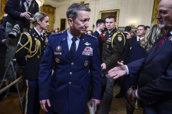 Ludzie poruszeni wyczynem żołnierza, którego pośmiertnie odznaczył Trump