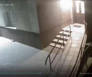 Chuligan niszczy samochody mieszkańcom Woli