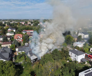 Groźny pożar pod Warszawą. Z ogniem walczą dziesiątki strażaków