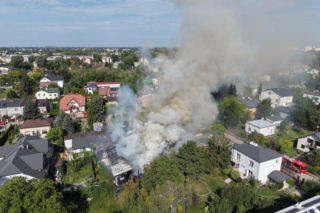 Groźny pożar pod Warszawą. Z ogniem walczą dziesiątki strażaków