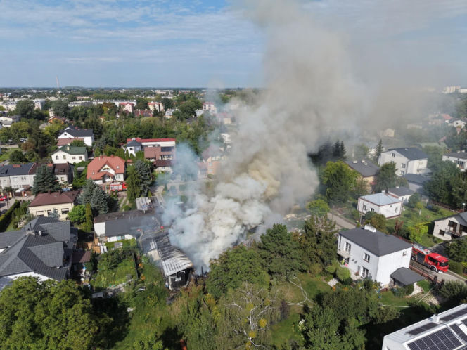 Groźny pożar pod Warszawą. Z ogniem walczą dziesiątki strażaków