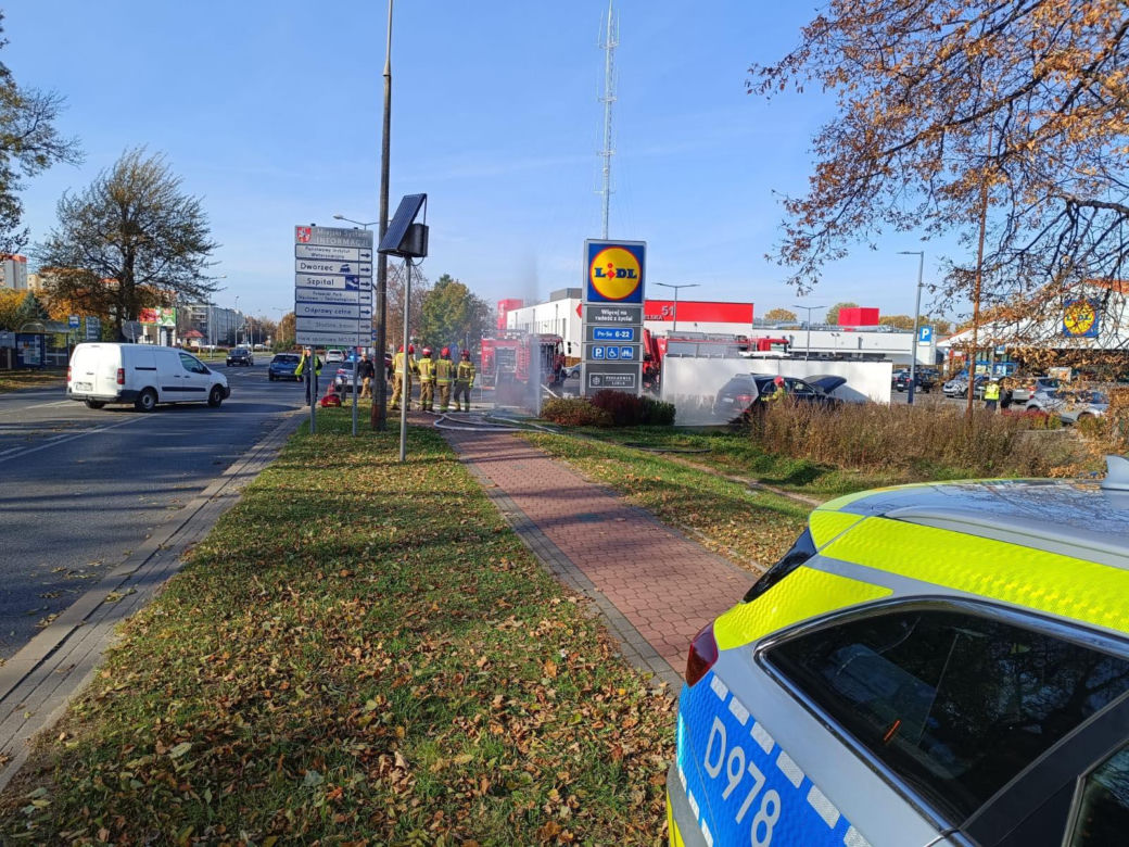 Puławy. Kierowca audi zasłabł i wjechał w paczkomat uszkadzając zawór gazu. Ewakuacja sklepu Lidl
