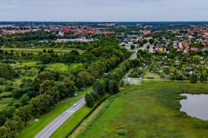 Panorama Starogardu Gdańskiego z lotu ptaka. O budowie nowej obwodnicy miasta przeczytasz na Muratorplus.