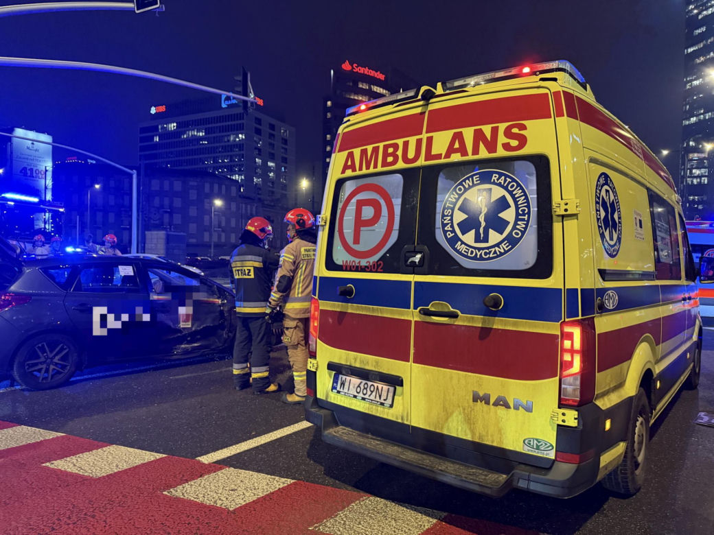 Wypadek karetki na rondzie ONZ w Warszawie. Ambulans zderzył się z taksówką "na aplikację"