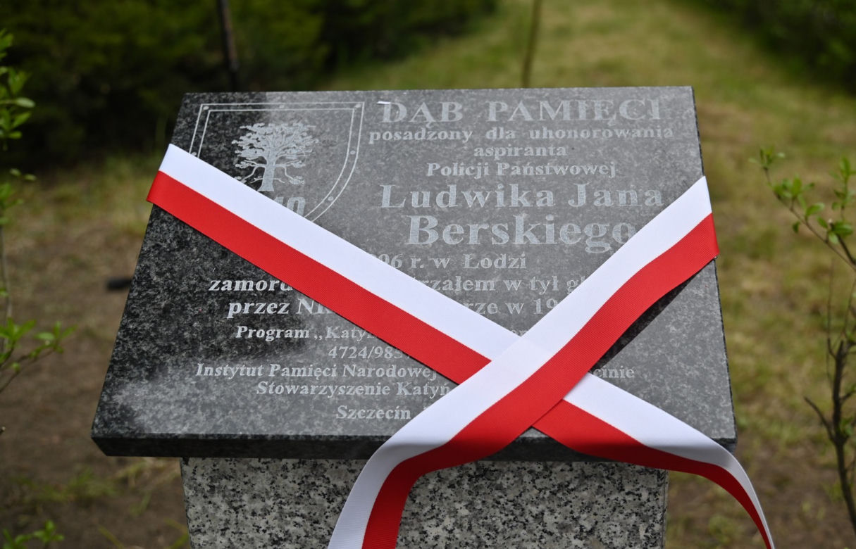 Dęby pamięci dla policjantów zamordowanych w Katyniu
