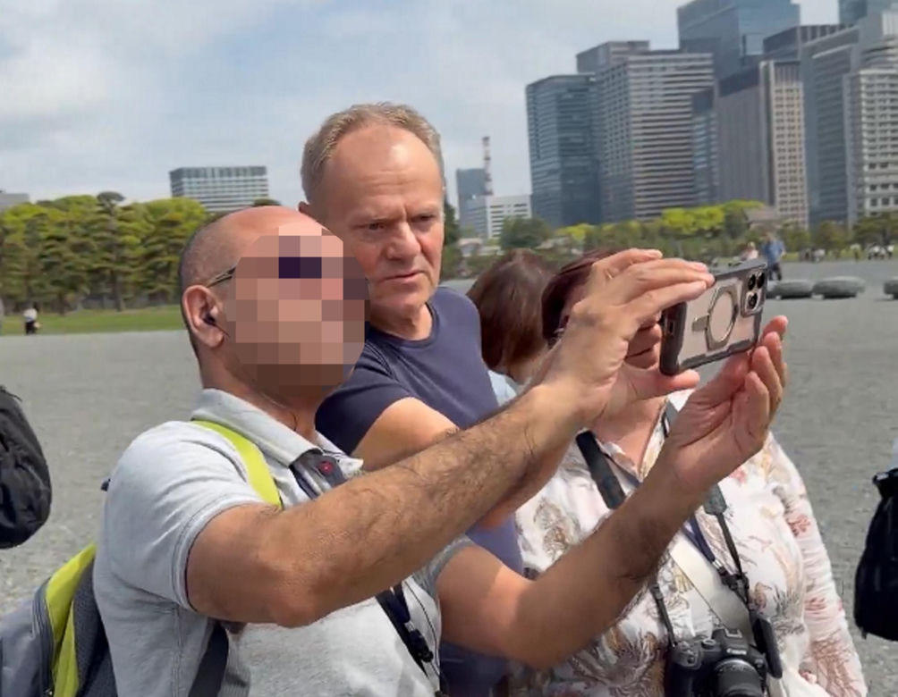Tusk biega po Tokio