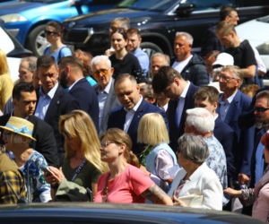 Nawrocki na procesji z rodziną