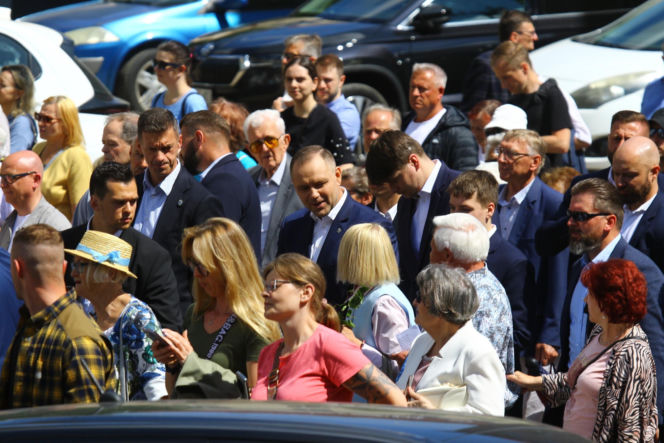 Nawrocki na procesji z rodziną