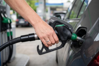 Hurtowe ceny paliw 31.10.2026. Aramco i Orlen tną ceny na koniec miesiąca
