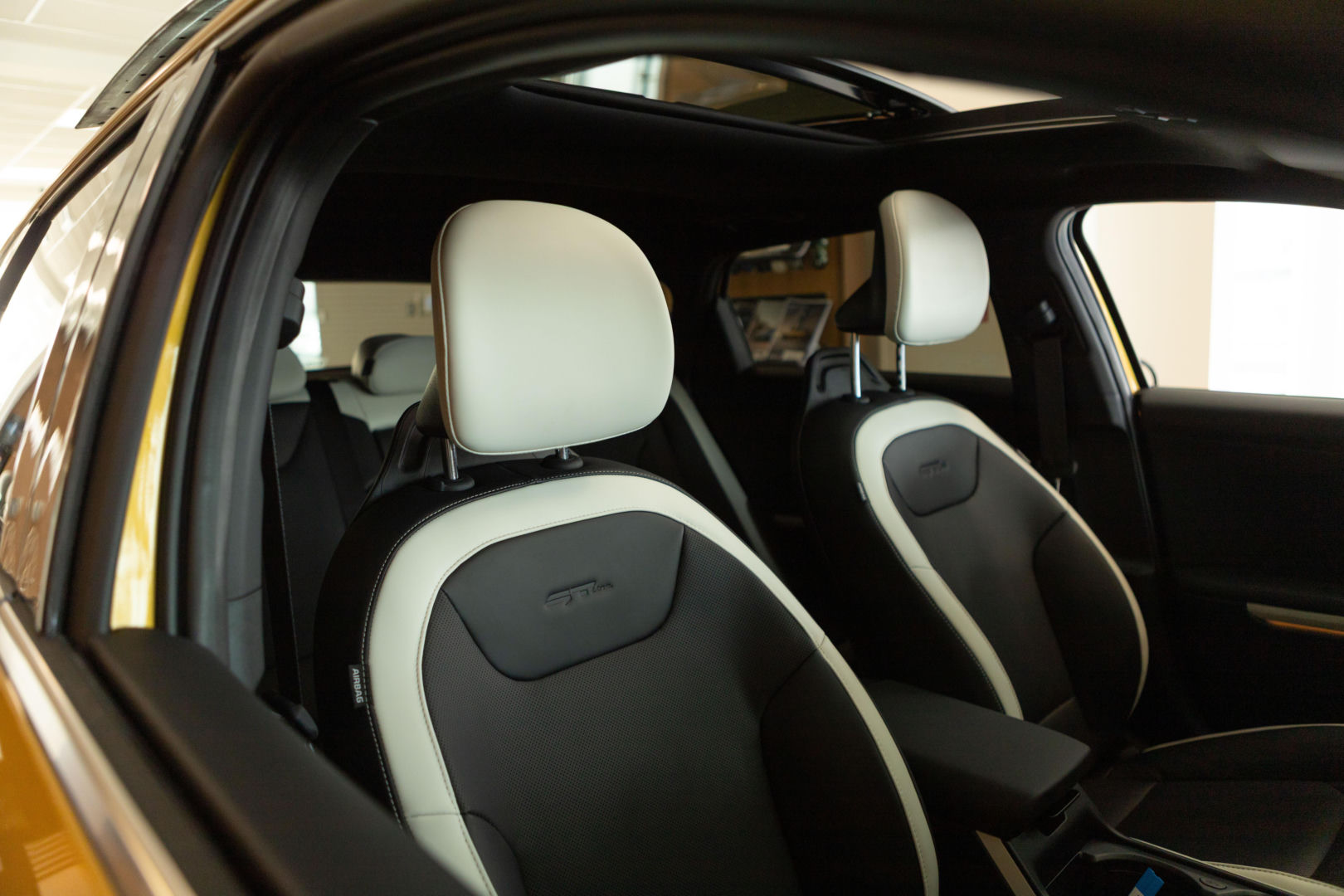 DELIK – DEALER ROKU 2025 POLECA – NAJNOWSZA KIA K4!