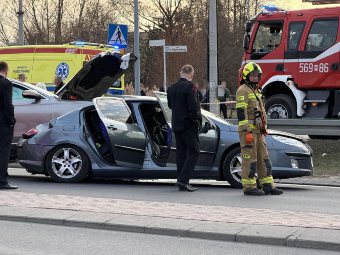 Koszmarna kraksa kilku aut na drodze krajowej pod Warszawą. Lądował śmigłowiec LPR