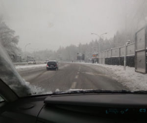 FATALNE warunki na drogach Rzeszowa. Śnieżny ARMAGEDON! [ZDJĘCIA]