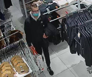 Wynieśli ubrania ze sklepu i zniknęli! Szuka ich policja z Solca Kujawskiego [ZDJĘCIA]