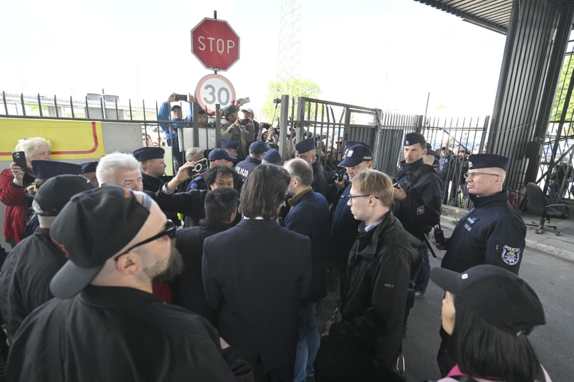Komornicy na Modlińskiej. Nerwowe starcie przy hali na Białołęce. Ostry konflikt kupców z zarządcą hali