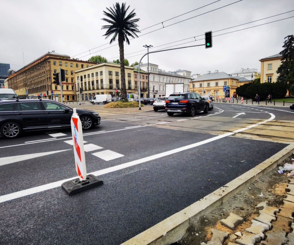 Rondo de Gaulle’a w Warszawie z widoczną palmą i samochodami. O remoncie torowiska przeczytasz na SE.