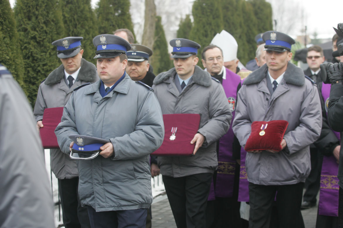 Zadźgali policjanta na przystanku, bo zwrócił im uwagę. Rocznica śmierci Andrzeja Struja