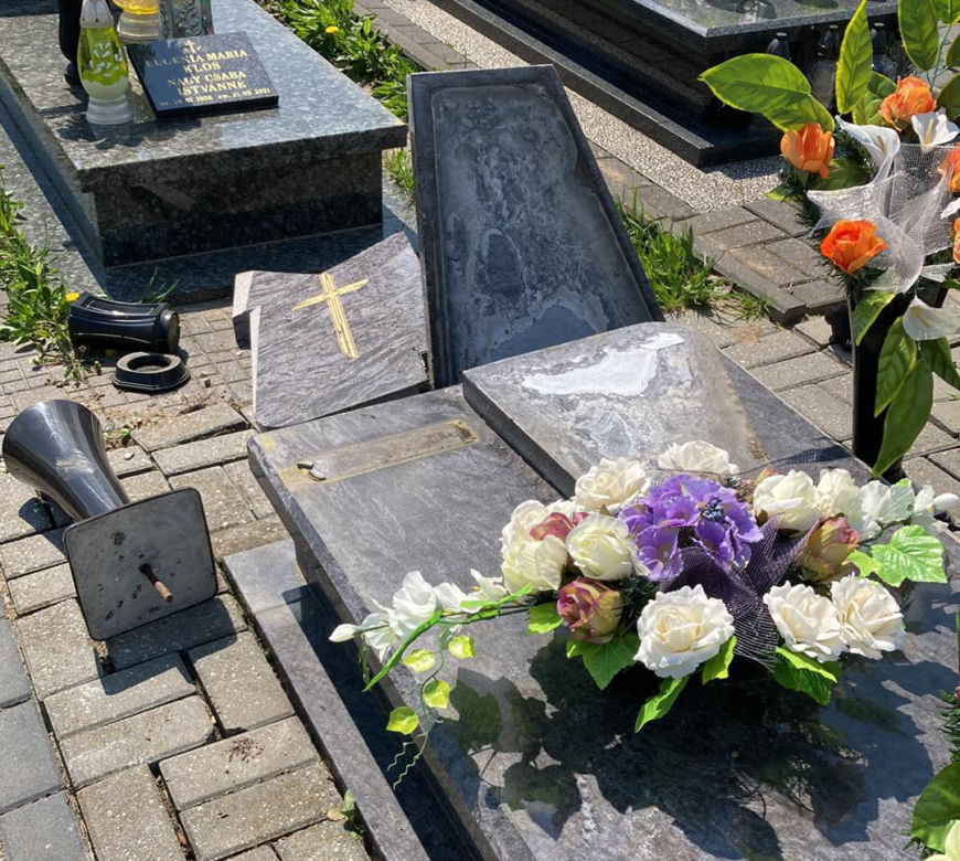 Szok! Kilkadziesiąt zdewastowanych nagrobków na cmentarzu w Piekarach Śląskich 