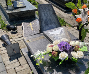 Szok! Kilkadziesiąt zdewastowanych nagrobków na cmentarzu w Piekarach Śląskich 