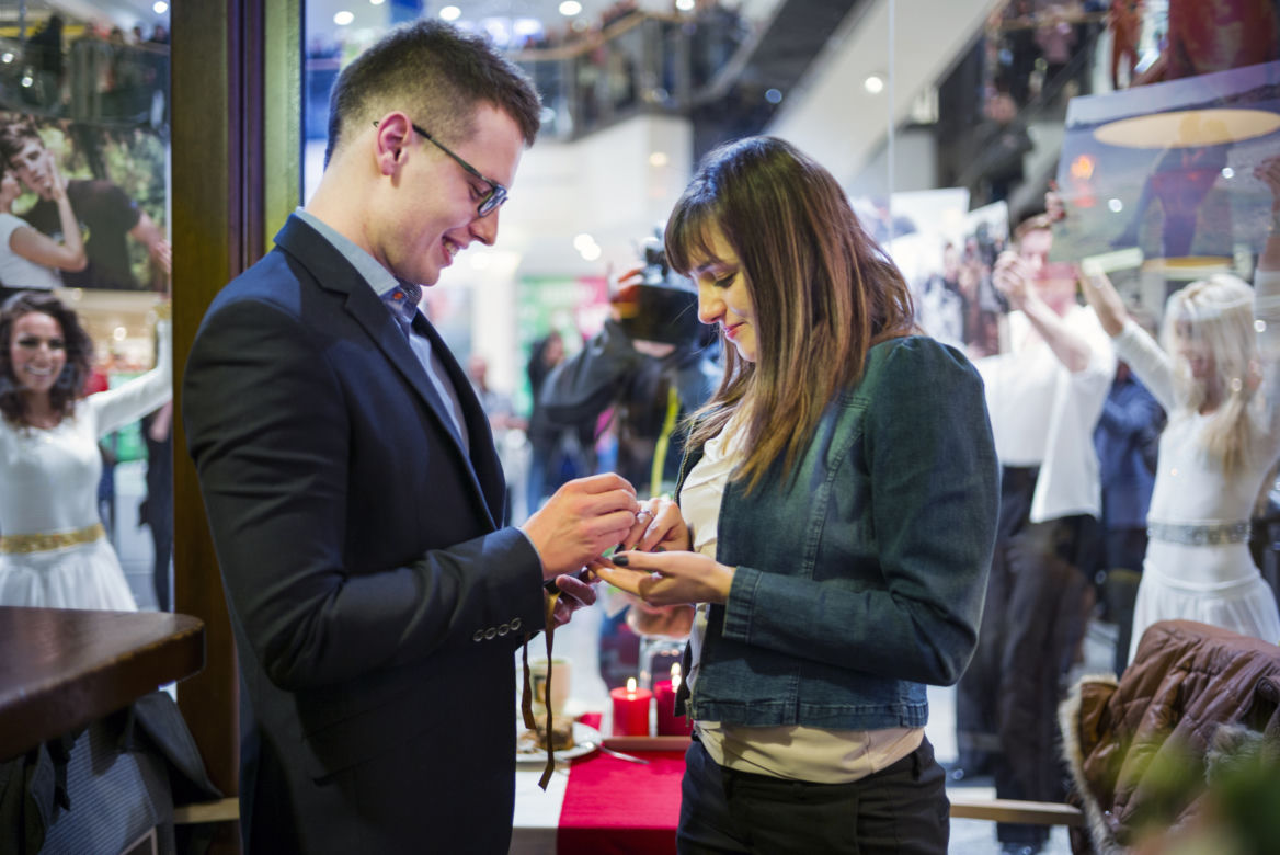 Kraków: Potrójne oświadczyny w... galerii handlowej!