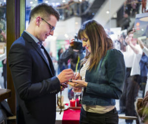 Kraków: Potrójne oświadczyny w... galerii handlowej!