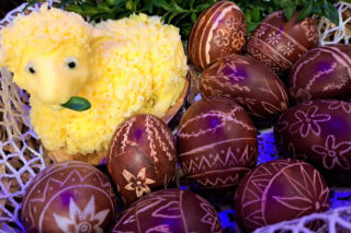 Wielkanocne tradycje, o których zapomniałeś! Sprawdź, co kryje się za pisankami i śmigusem 