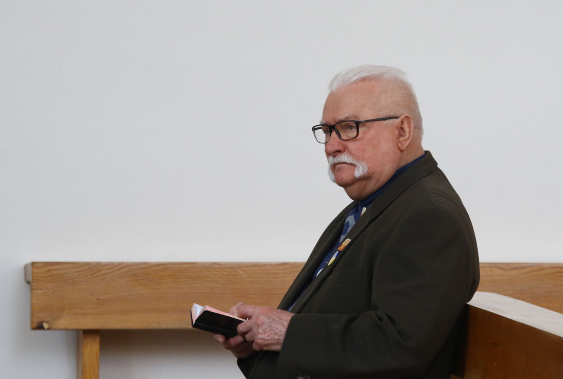 Wałęsa obwieszony ważnymi symbolami. Tak przyjechał do kościoła 