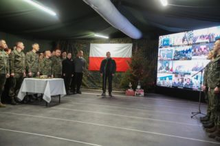 Prezydent RP Karol Nawrocki podczas spotkania świątecznego z żołnierzami