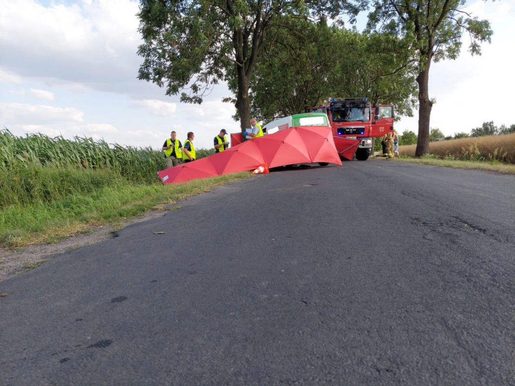 Jacek nagle zjechał z drogi i uderzył w drzewo. Policja bada przyczyny śmiertelnego wypadku w Bławatach