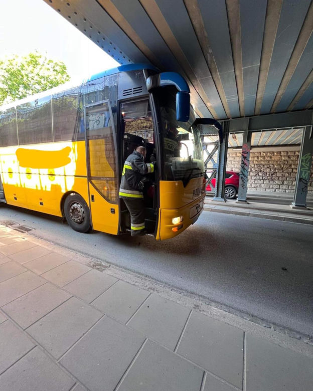 Autokar zerwał dach pod wiaduktem w Krakowie. Kierowca ukarany mandatem