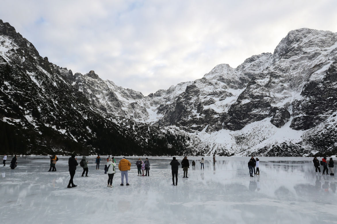 Tatry, 26.12.2022. Turyści na tafli lodu na jeziorze Morskie Oko w Tatrach