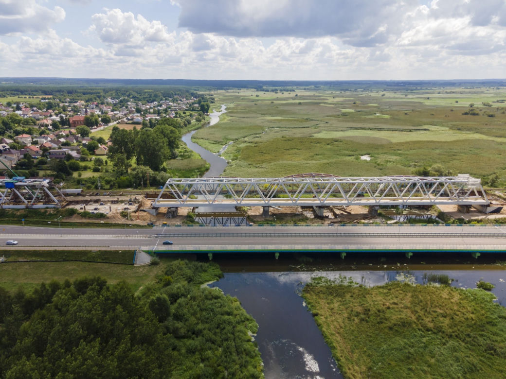 W Uhowie rozpoczął się montaż metalowej konstrukcji mostu. Docelowo mają powstać dwa [ZDJĘCIA]