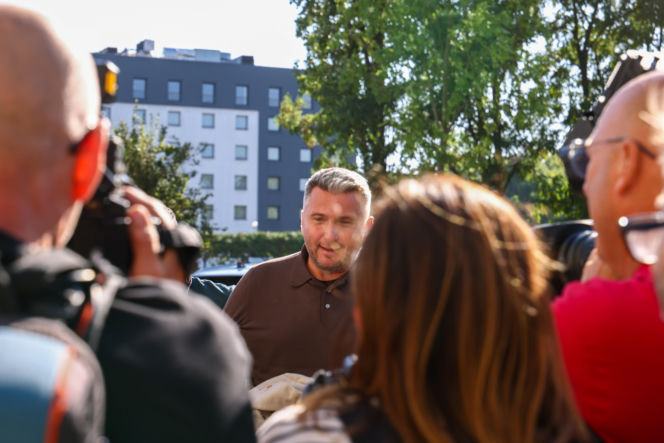 DOPROWADZENIE PREZESA PKOI RADOSŁAWA PIESIEWICZA