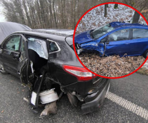 Na DK78 fiat zjechał na czołówkę i uderzył w drzewo. Kierowca nie przeżył