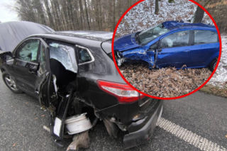 Na DK78 fiat zjechał na czołówkę i uderzył w drzewo. Kierowca nie przeżył