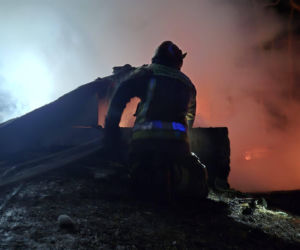 Dramat pod Mińskiem Mazowieckim. Spłonął dom. Rodzina zostła bez dachu nad głową