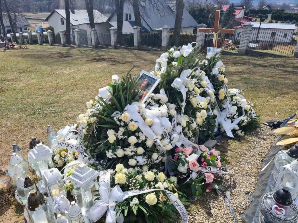 Przysietnica. Morze białych kwiatów na grobie 12-letniej Leny [GALERIA]