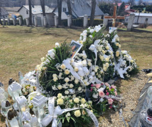 Przysietnica. Morze białych kwiatów na grobie 12-letniej Leny [GALERIA]