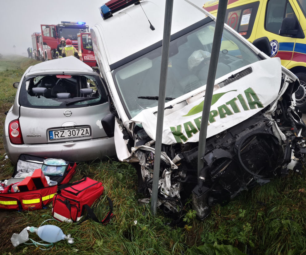 W Łące pod Rzeszowem zderzyły się dwa auta. Jedna osoba została poważnie ranna 