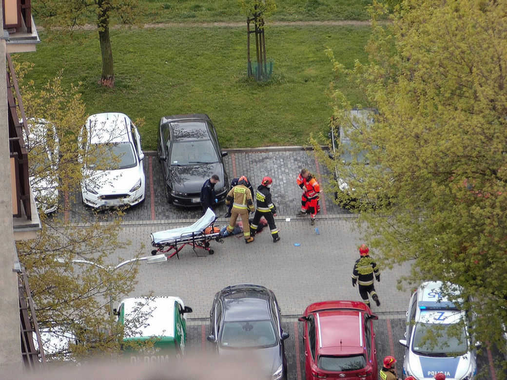Zakrwawiony mężczyzna napadł na policjantów 
