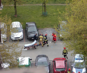 Zakrwawiony mężczyzna napadł na policjantów 
