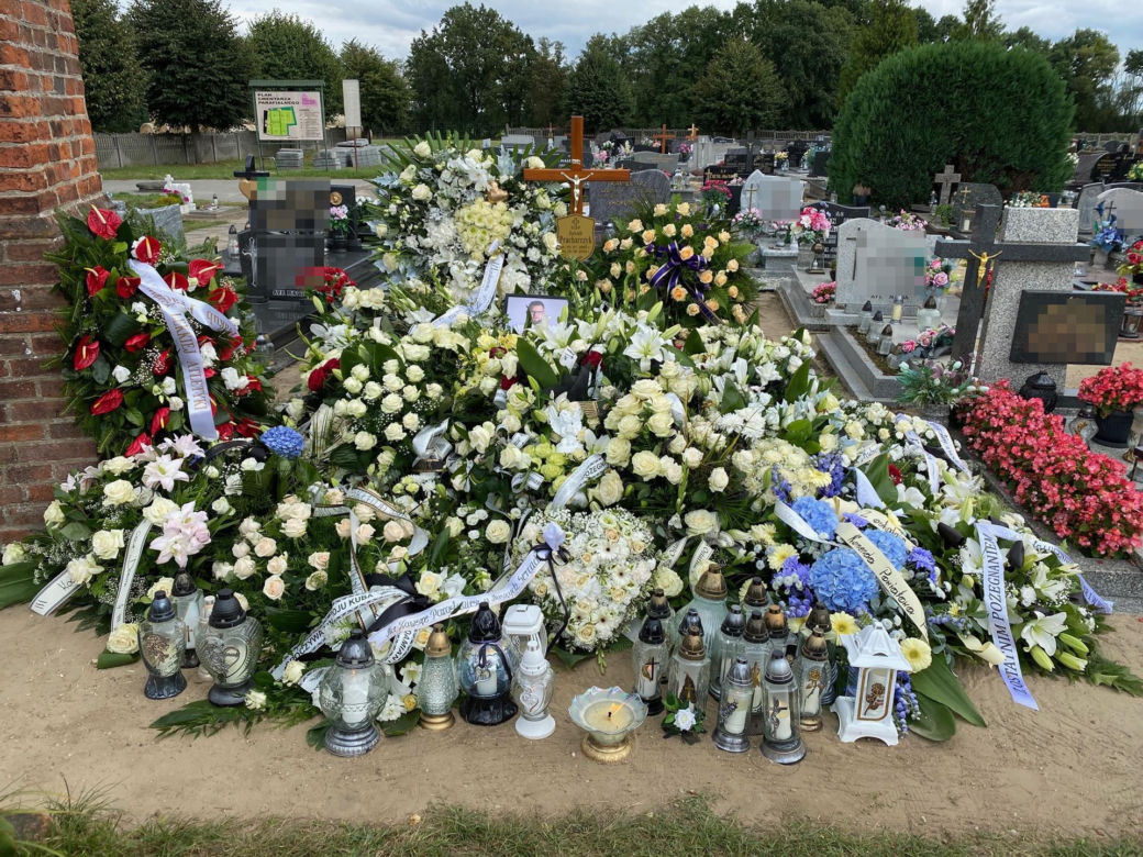 Przejmujący widok na grobie Jakuba Pracharczyka. 20-latek zginął w katastrofie awionetki