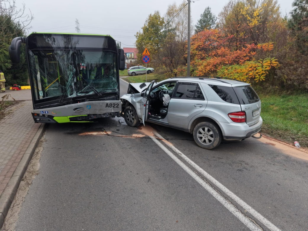 Zderzenie mercedesa z autobusem w Olsztynie. Sześć osób trafiło do szpitala