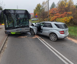 Zderzenie mercedesa z autobusem w Olsztynie. Sześć osób trafiło do szpitala