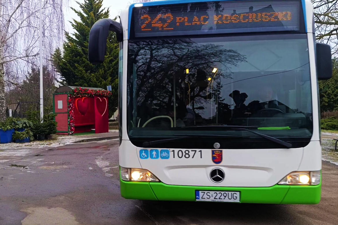 Romantyczny przystanek autobusowy w Moczyłach