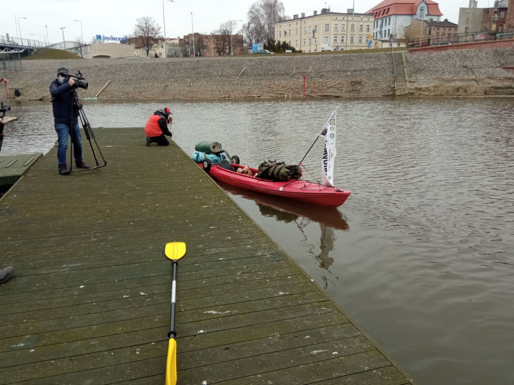 Płynie dla swojego kolegi z wojska
