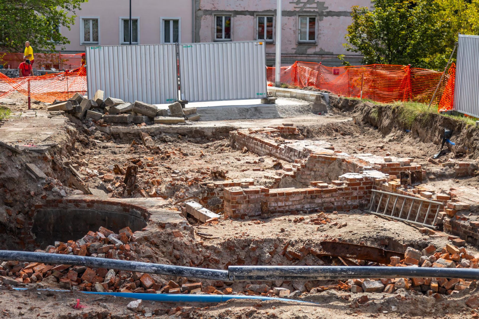 Mariensztat - odkopany fragment elewacji dawnej kamienicy wraz z balkonem