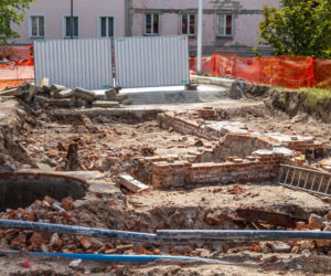 Mariensztat - odkopany fragment elewacji dawnej kamienicy wraz z balkonem