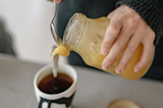 Fałszywy miód zalewa sklepy. Sprawdź, co naprawdę kupujesz