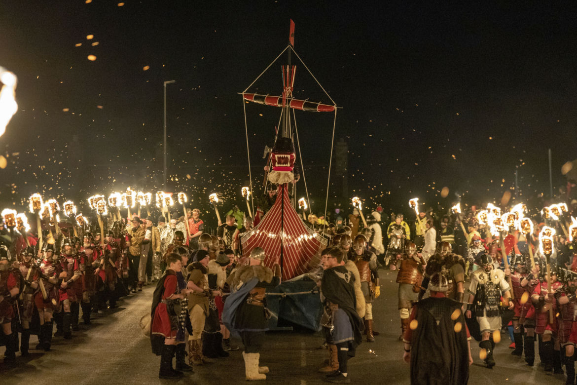 Topory, drakkar i ogień. Wikingowie podbili Szetlandy 