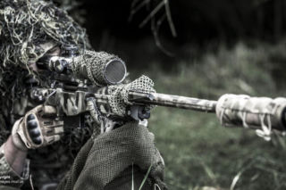 Brytyjski snajper z karabinem wyborowym AI L115A3